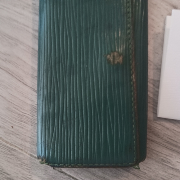 AUTHENTIC Louis Vuitton Green Epi Leather 4 Key Holder - Picture 2 of 7